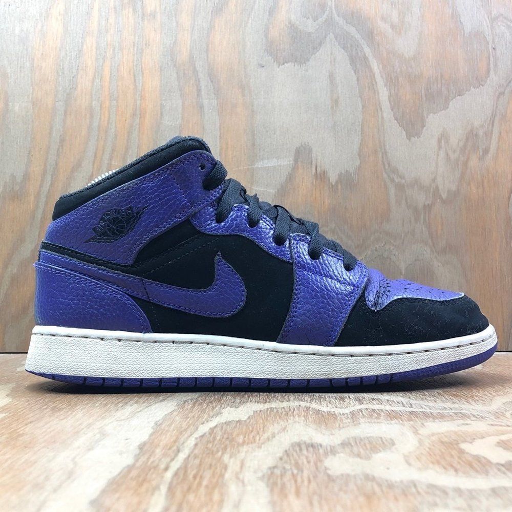 Jordan Mid Top in Black and Purple